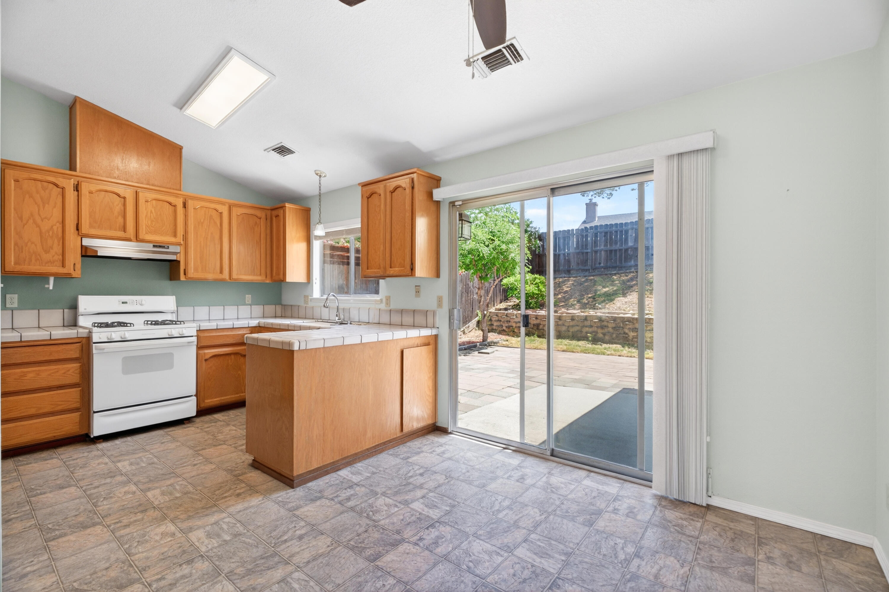 535 Vansicklen Way Redding, CA 96003 - Photo 8 of 31 Kitchen