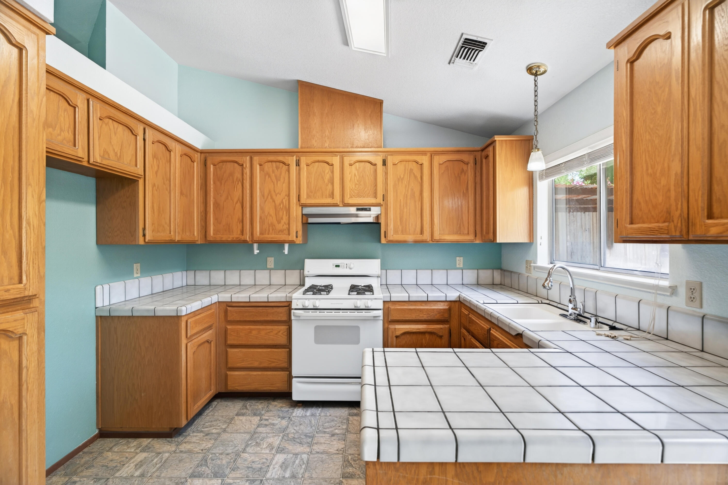 535 Vansicklen Way Redding, CA 96003 - Photo 9 of 31 Kitchen