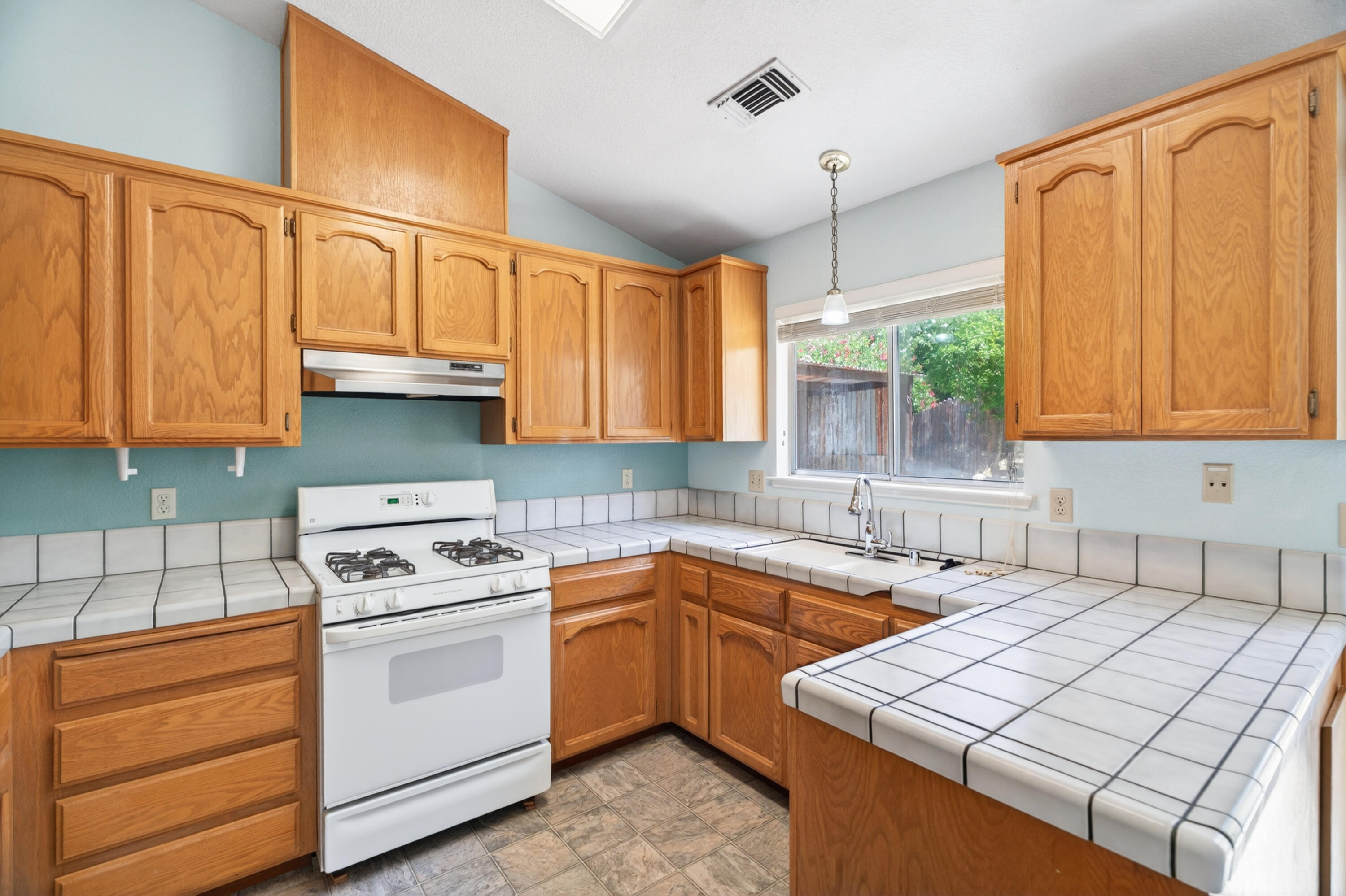 535 Vansicklen Way Redding, CA 96003 - Photo 10 of 31 Kitchen