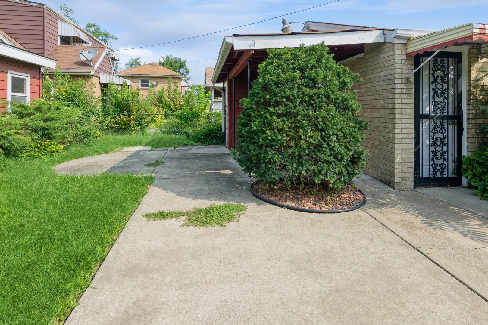 16155 Honore Avenue Markham, IL 60428 - Photo 8 of 10 a view of a garden with a patio