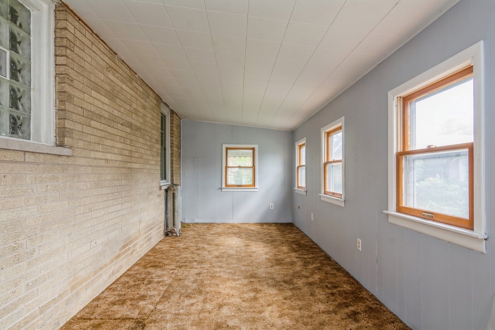 16155 Honore Avenue Markham, IL 60428 - Photo 10 of 10 a view of an empty room and window