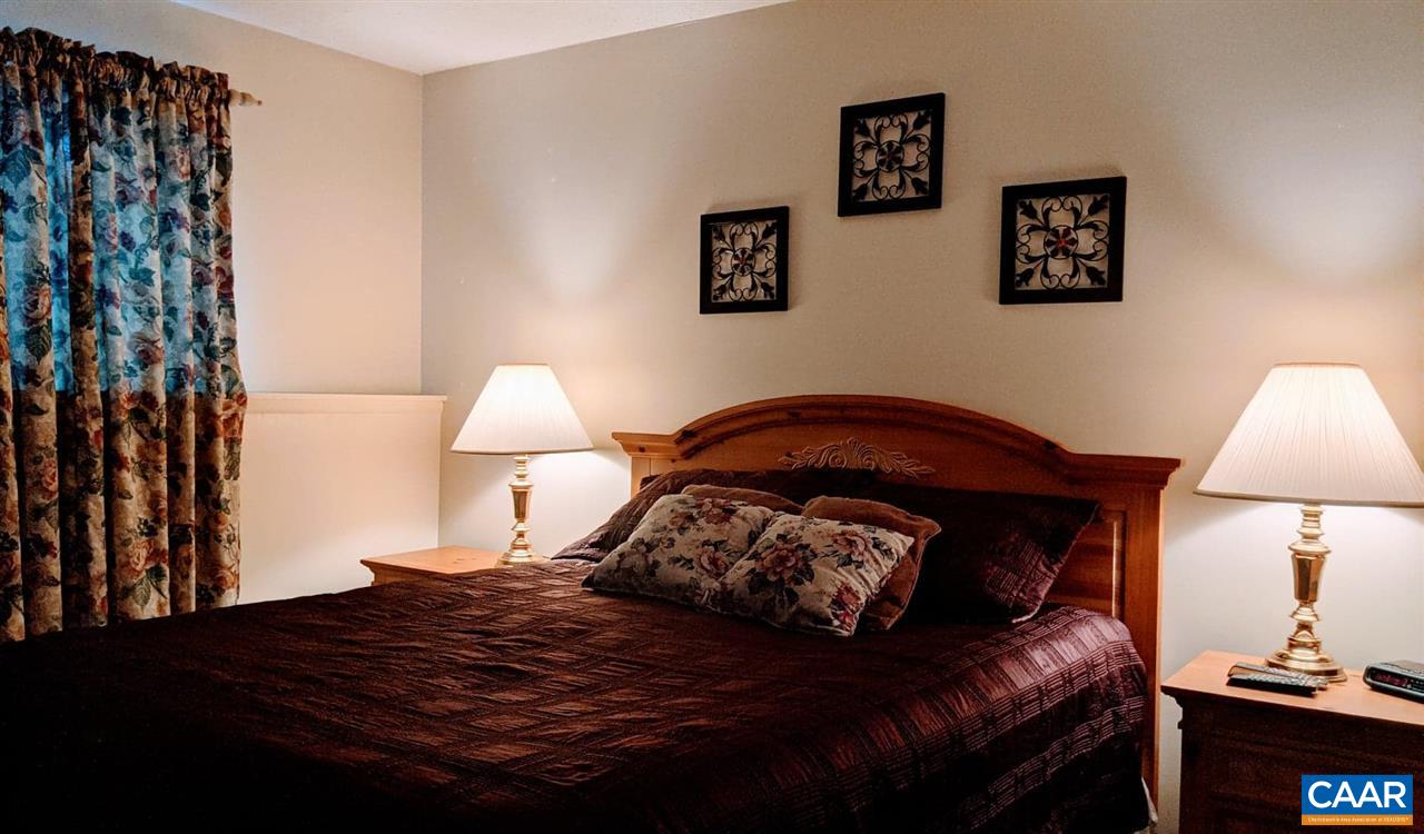 480 3 Ridges Roseland, VA 22967 - Photo 8 of 21 a bedroom with a bed and a lamp