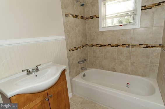 6100 Dunroming Road Baltimore, MD 21239 - Photo 11 of 21 2nd Level Bath