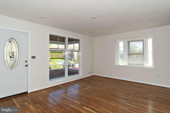6100 Dunroming Road Baltimore, MD 21239 - Photo 3 of 21 Living Room