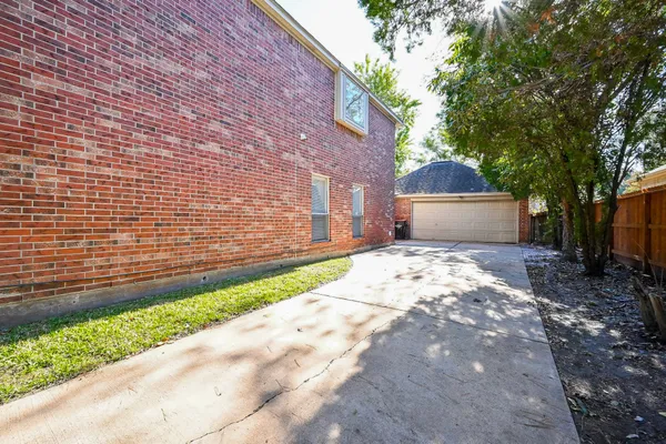 $2,750 | 9731 New Kent Drive, Sugar Land, TX 77498