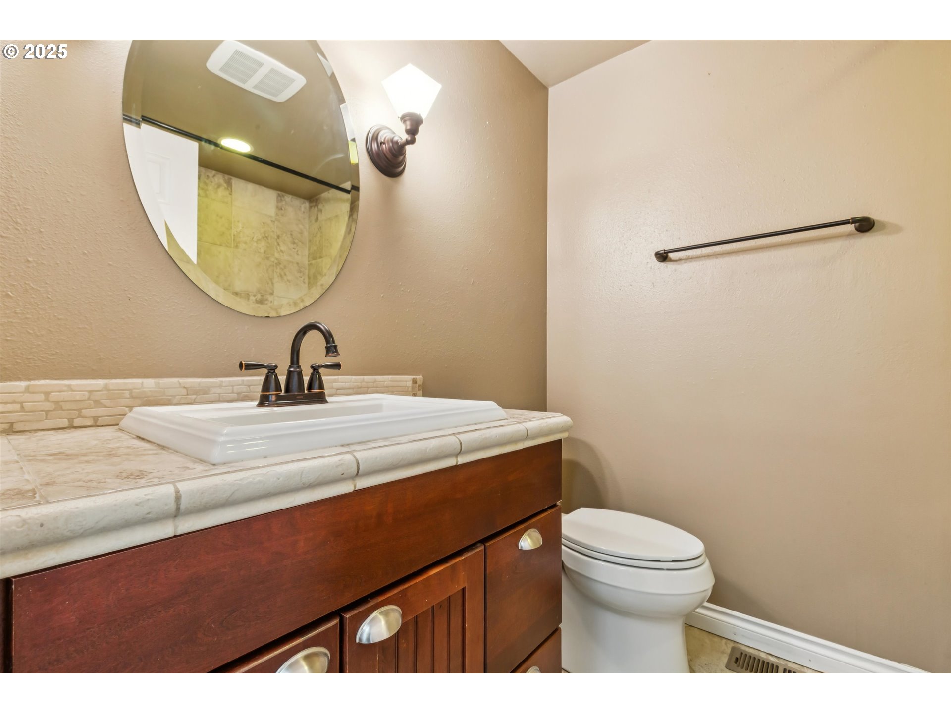 9935 Southwest Kable Street Portland, OR 97224 - Photo 22 of 33 Bathroom