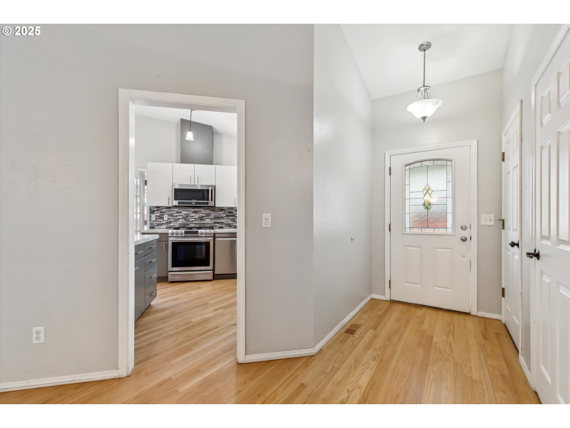 9935 Southwest Kable Street Portland, OR 97224 - Photo 3 of 33 Entrance/Foyer