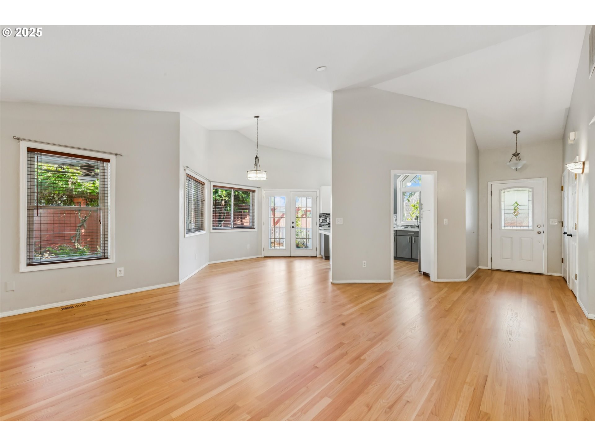 9935 Southwest Kable Street Portland, OR 97224 - Photo 10 of 33 Living Room/Entrance