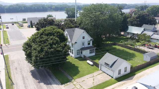 $219,000 | 301 West Amelia Street, Cassville, WI 53806