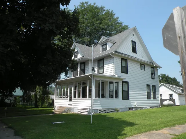 $219,000 | 301 West Amelia Street, Cassville, WI 53806