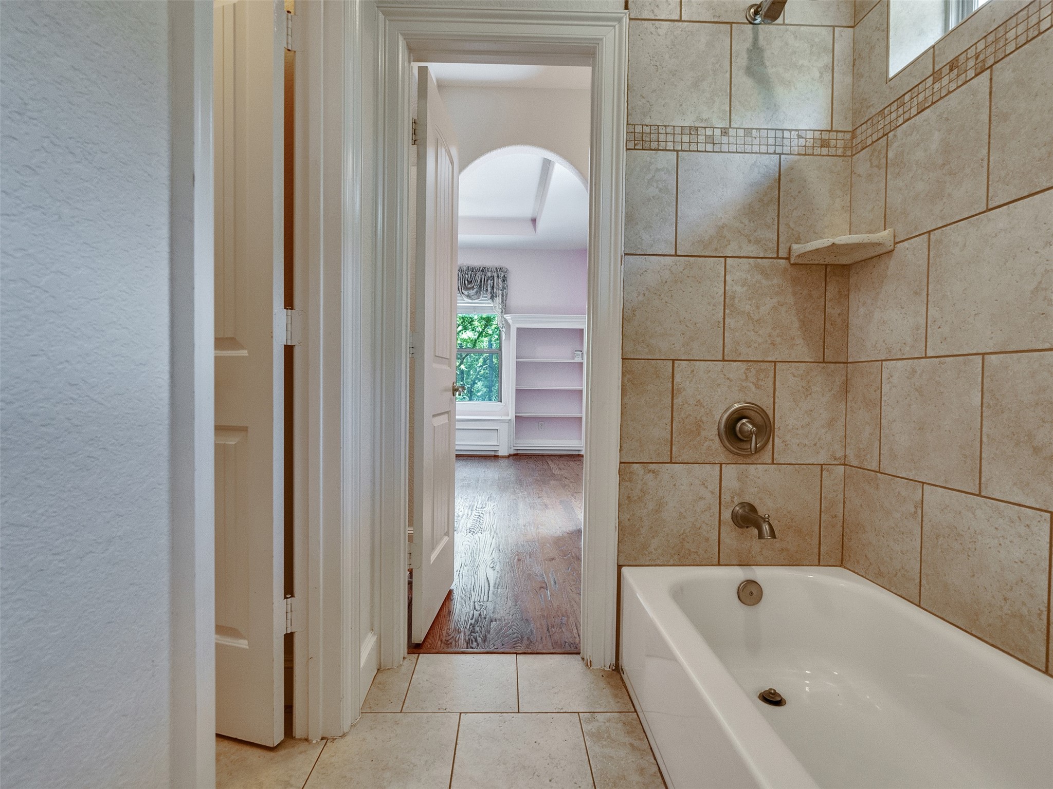 28503 Champions Ridge Road Magnolia, TX 77354 - Photo 27 of 47 Two of the upstairs bedrooms share a convenient Jack and Jill bathroom, providing privacy and functionality.