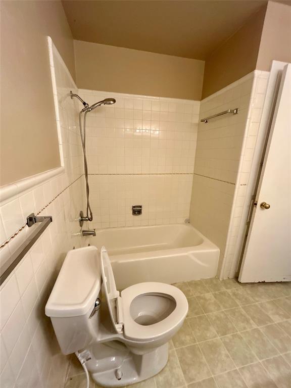 406 Northwest 5th Street Hubbard, TX 76648 - Photo 12 of 40 a bathroom with a sink a toilet and a bathtub