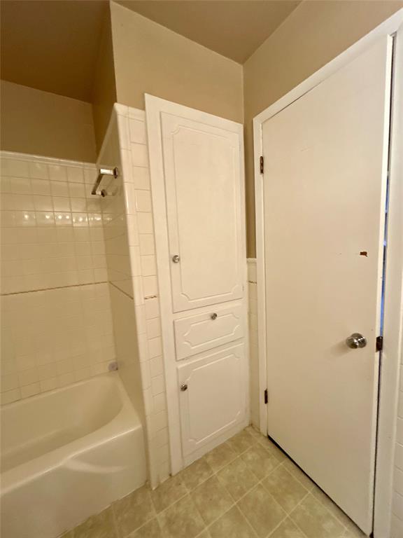 406 Northwest 5th Street Hubbard, TX 76648 - Photo 13 of 40 a bathroom with a bathtub
