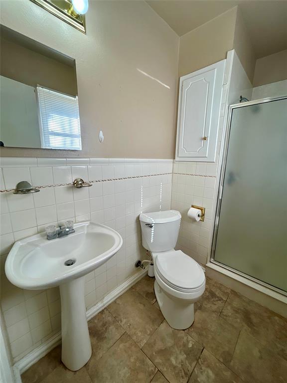 406 Northwest 5th Street Hubbard, TX 76648 - Photo 19 of 40 a bathroom with a sink and a toilet