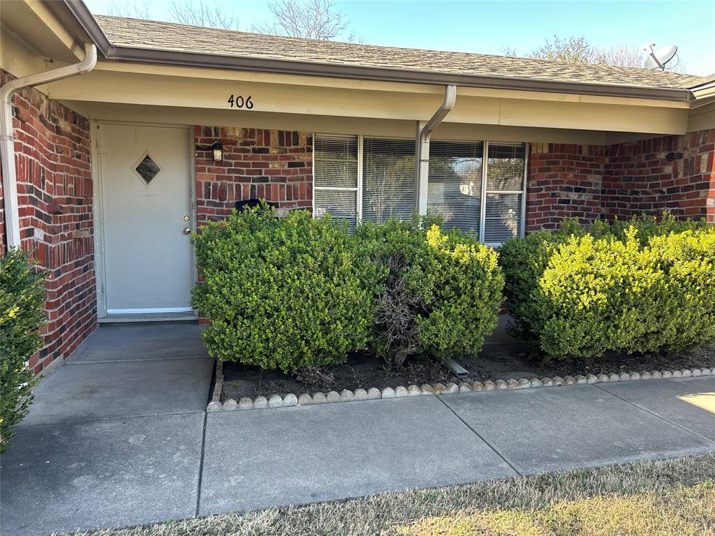 406 Northwest 5th Street Hubbard, TX 76648 - Photo 2 of 40 a front view of a house with garden