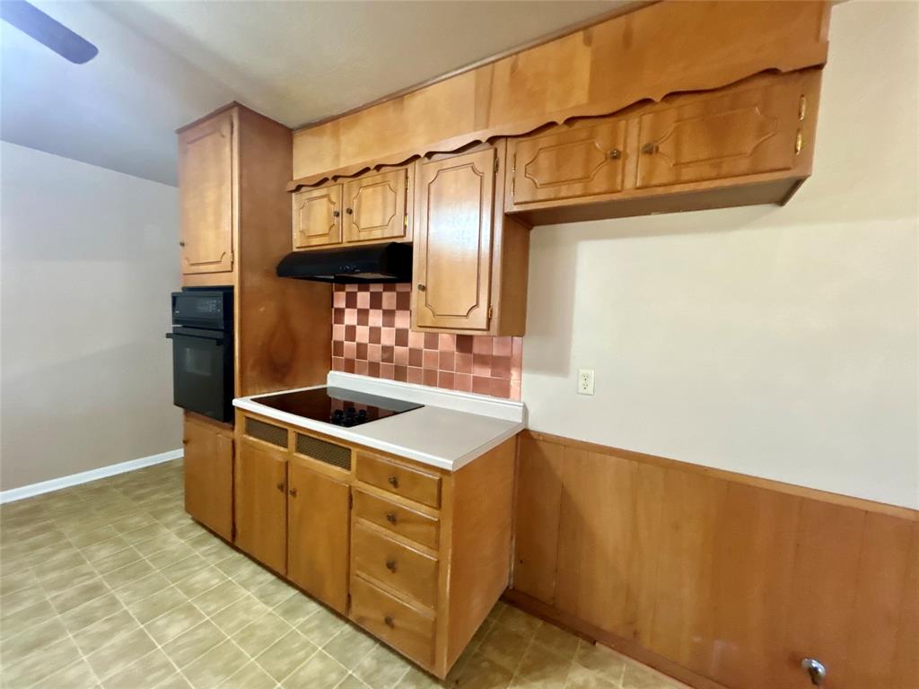 406 Northwest 5th Street Hubbard, TX 76648 - Photo 29 of 40 a utility room with washer and dryer