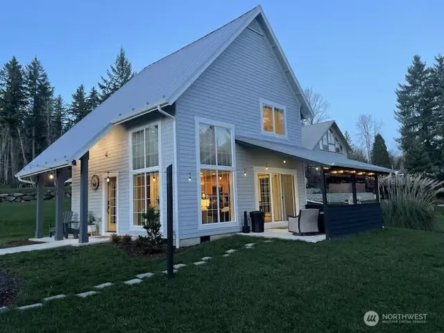 a view of a house with a yard