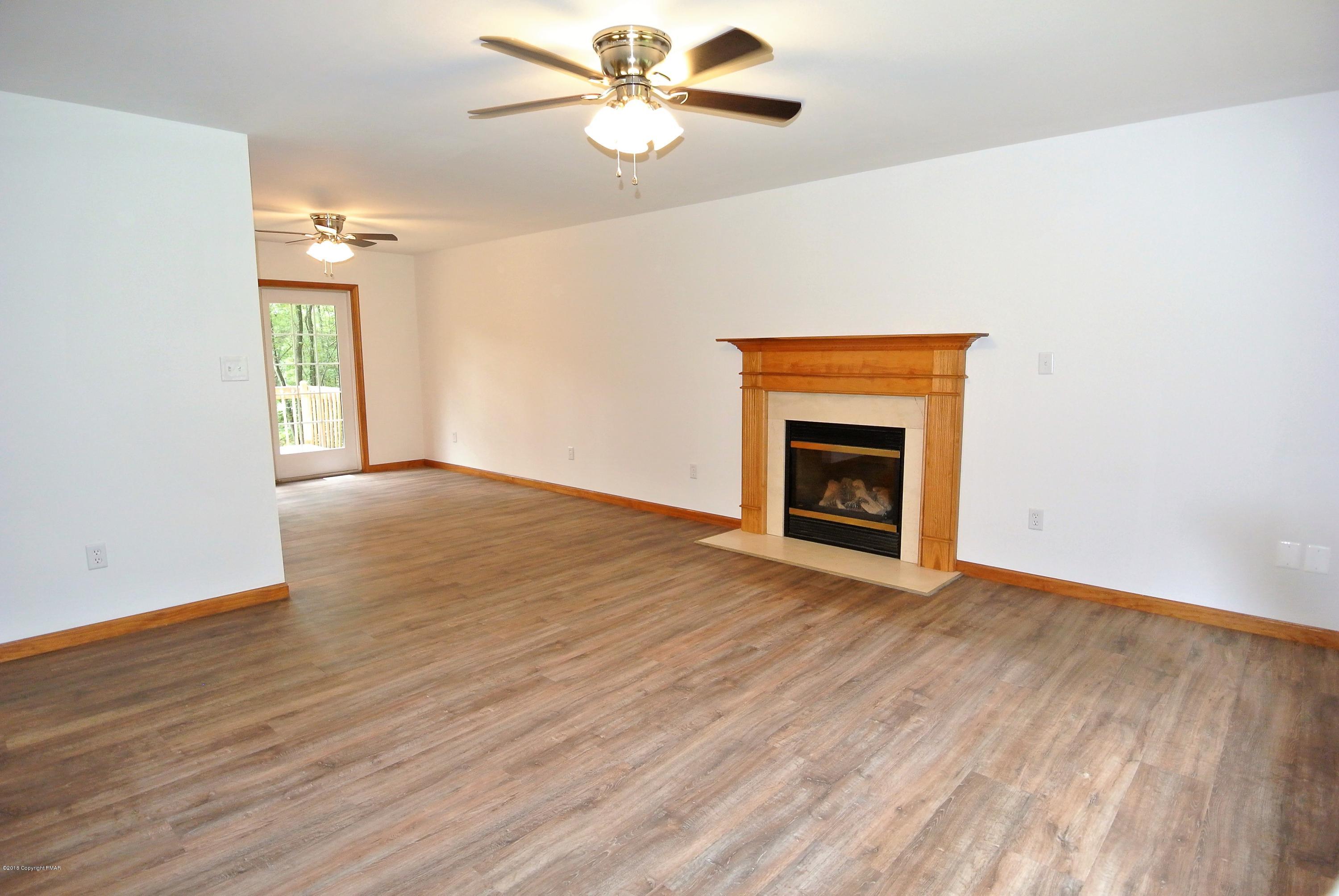 213 Leo Road Bartonsville, PA 18321 - Photo 4 of 27 LIVING ROOM