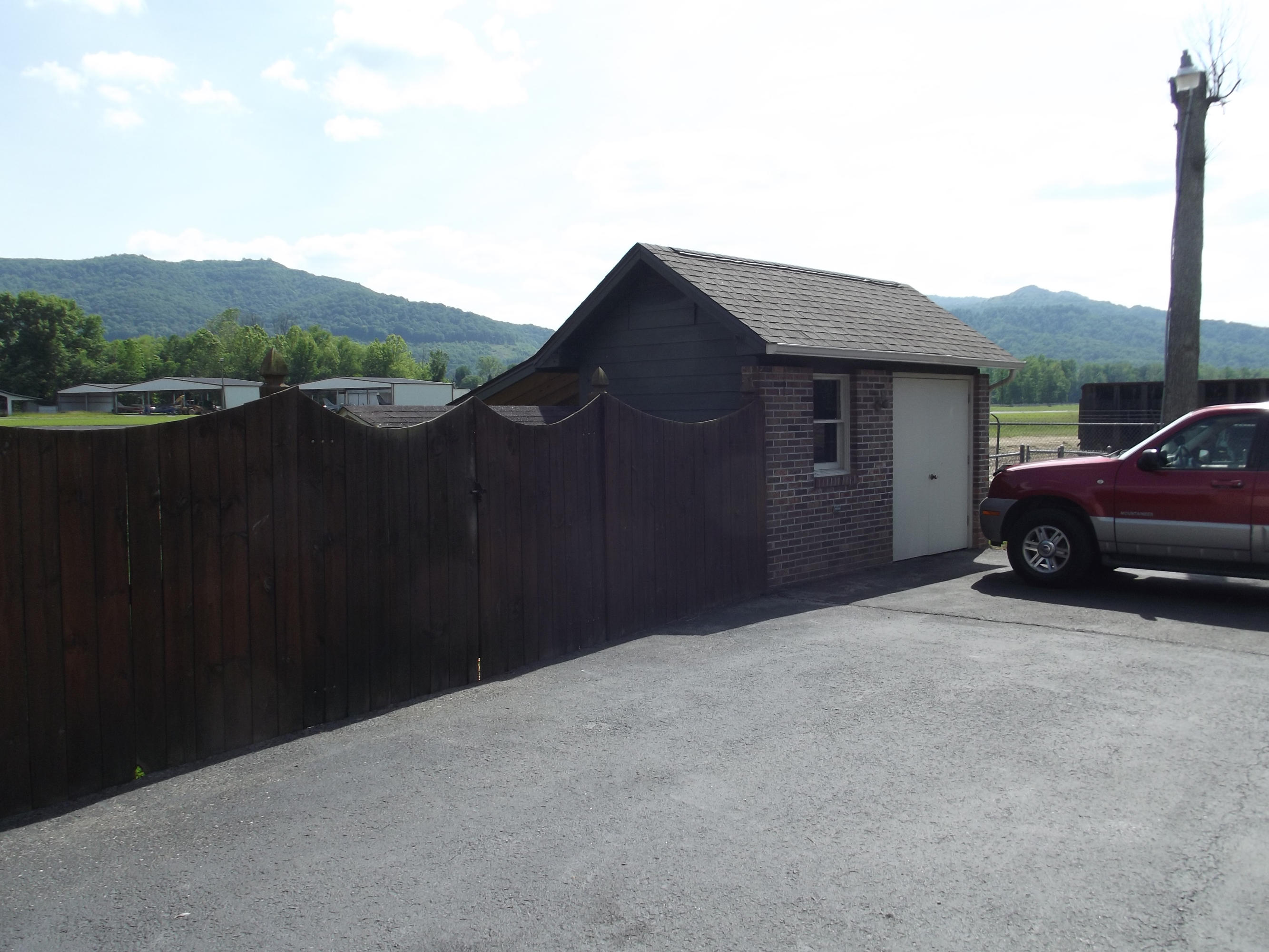 139 Twin Acres Road Middlesboro, KY 40965 - Photo 8 of 24 DSCF9124