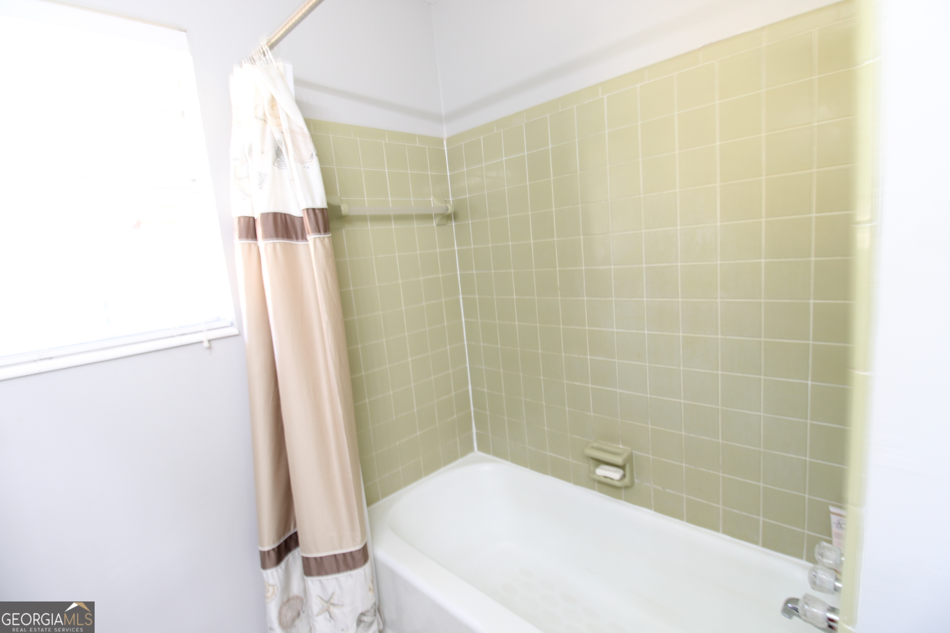 2337 Spring Street Waycross, GA 31503 - Photo 19 of 28 a bathroom with a white bathtub