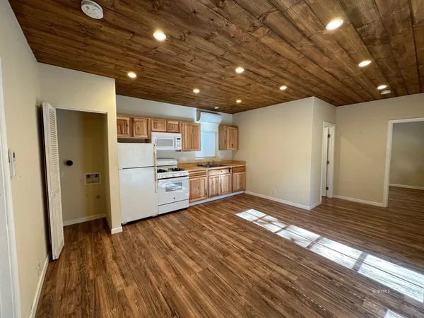$1,995 | 25873 Cedar Street, Idyllwild, CA 92549