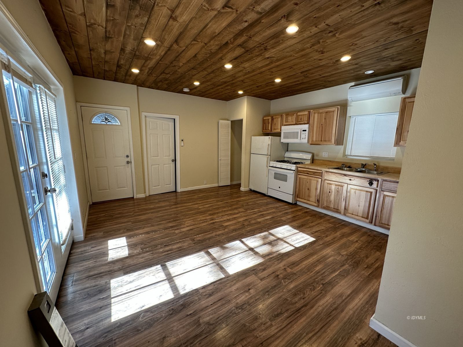 25873 Cedar Street Idyllwild, CA 92549 - Photo 4 of 12 kitchen, living