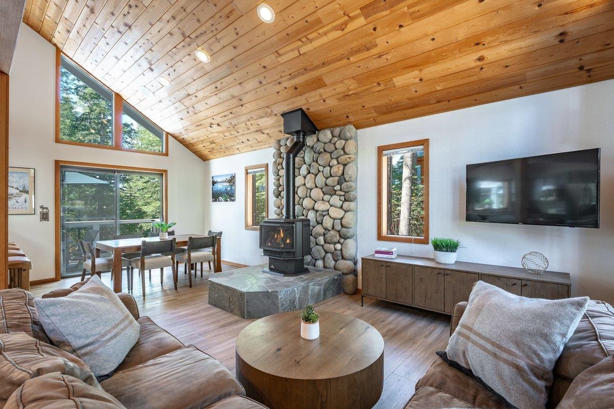 11917 Sitzmark Way Truckee, CA 96161 - Photo 2 of 26