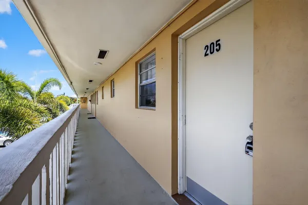 $75,900 | 2152 Northeast 1st Way, Unit 205, Boynton Beach, FL 33435
