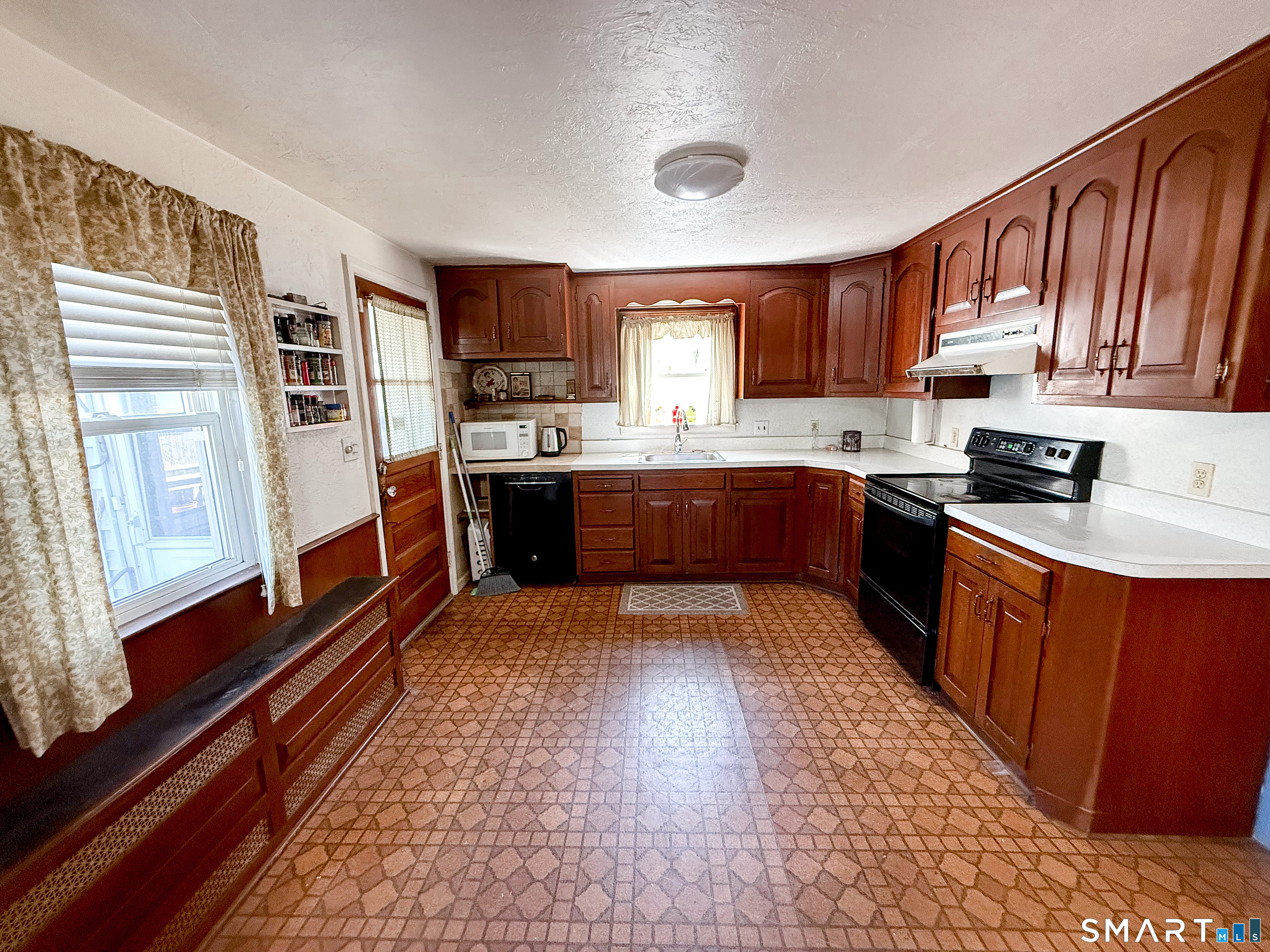 79 Adams Street South Manchester, CT 06040 - Photo 4 of 19