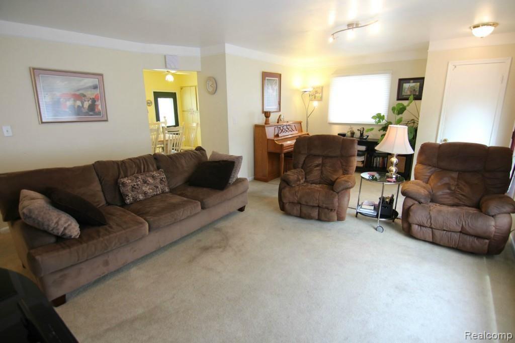 481 Thalia Avenue Rochester, MI 48307 - Photo 10 of 24 Thalia Ave Great Room 2.jpg