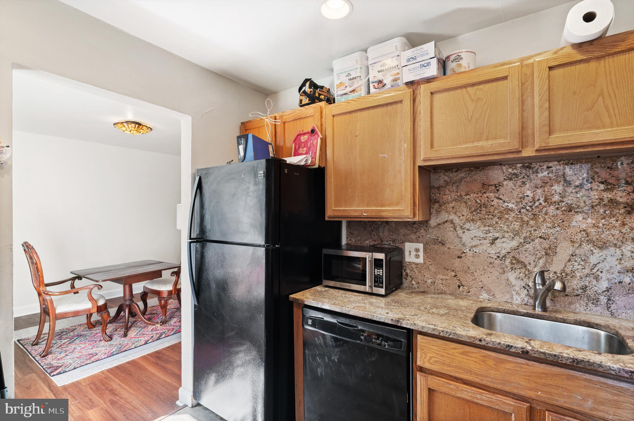 11616 Vantage Hill Road, Unit 2C Reston, VA 20190 - Photo 9 of 23 Kitchen with full height granite backsplash