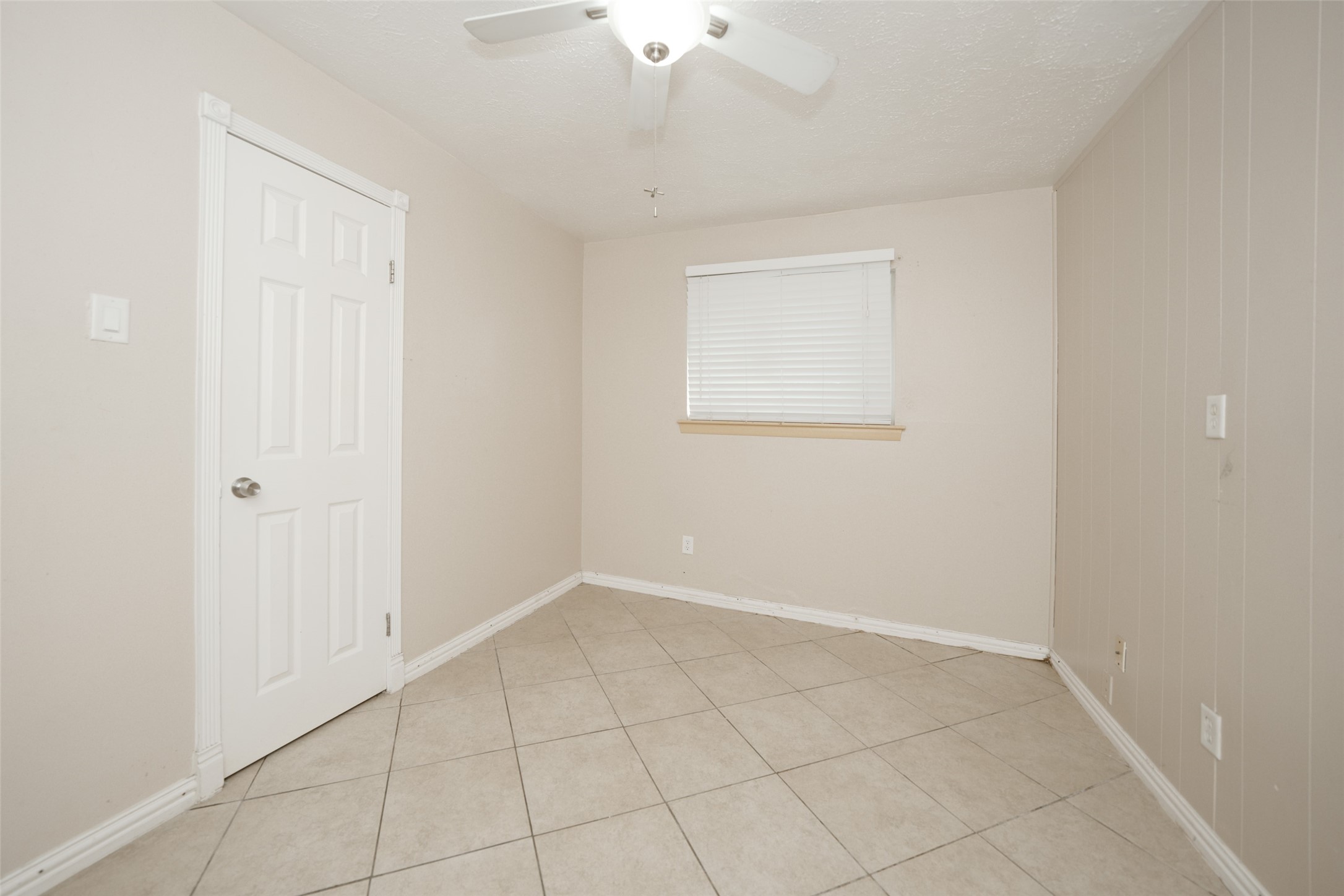 5227 Ridge Turn Drive Houston, TX 77053 - Photo 17 of 35 an empty room with a ceiling fan