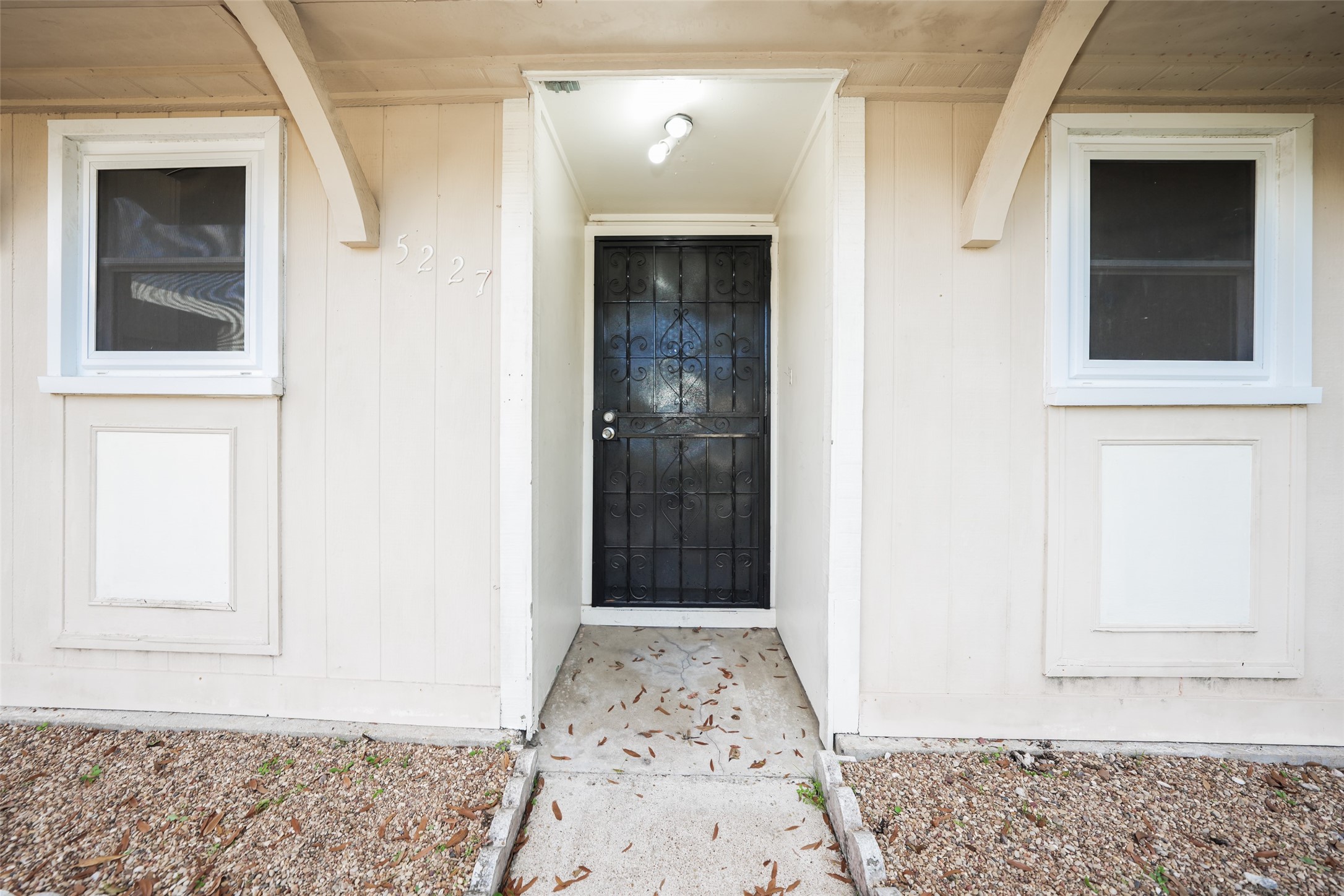 5227 Ridge Turn Drive Houston, TX 77053 - Photo 3 of 35 a view of a hallway with entryway door