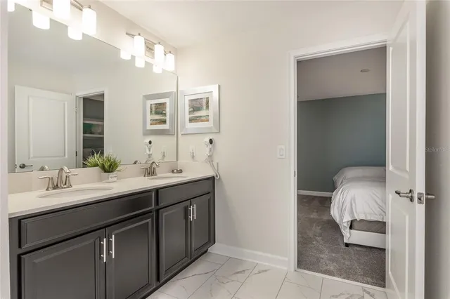 a en suite bathroom with a sink and a mirror
