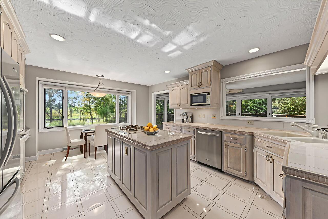 N19W22081 Foxview Court, Unit 2B Waukesha, WI 53186 - Photo 6 of 50 VS Kitchen