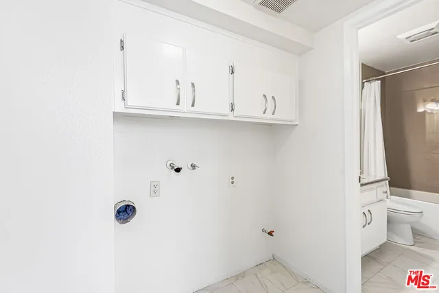 a view of entryway with a