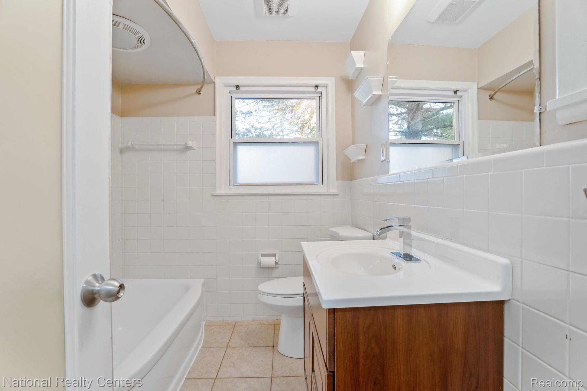 30864 Ridgeway Drive Farmington, MI 48334 - Photo 22 of 35 22-web-or-mls-30864-Ridgeway-Dr-22.jpg