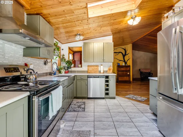 $650,000 | 20284 El Romar Drive Northeast, Scotts Mills, OR 97375