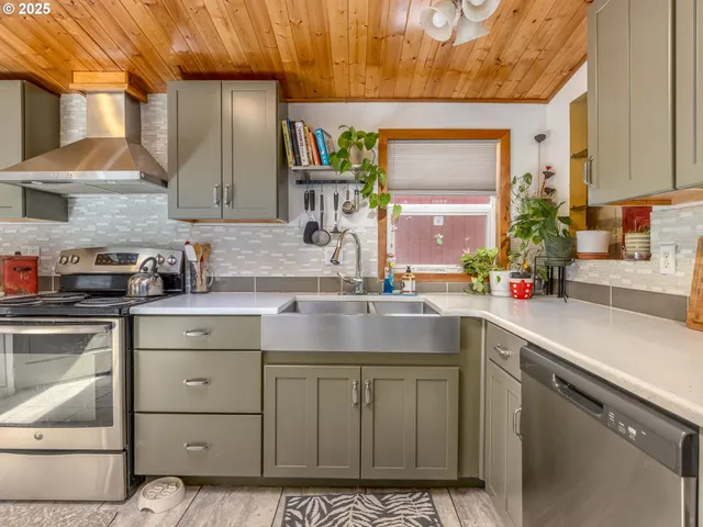 $650,000 | 20284 El Romar Drive Northeast, Scotts Mills, OR 97375