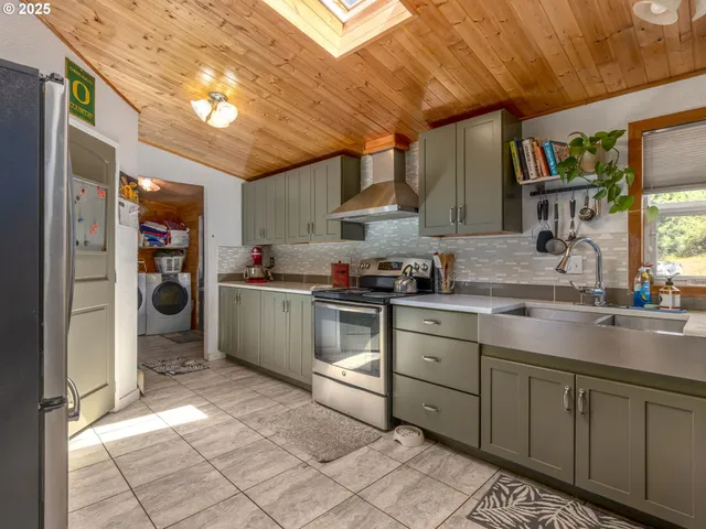 $650,000 | 20284 El Romar Drive Northeast, Scotts Mills, OR 97375