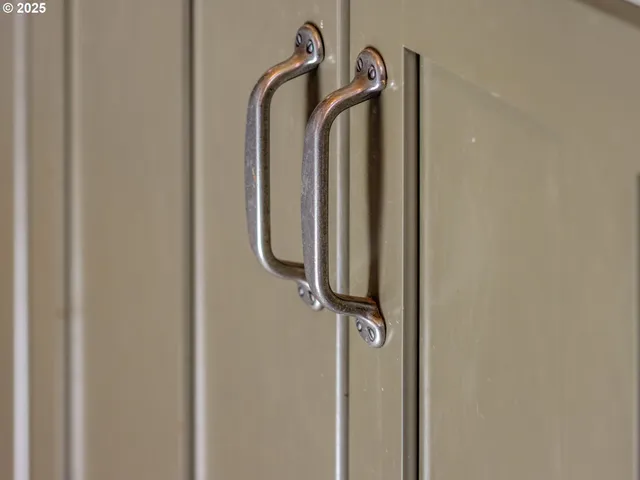 $650,000 | 20284 El Romar Drive Northeast, Scotts Mills, OR 97375