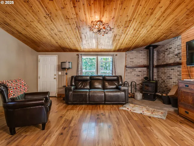 $650,000 | 20284 El Romar Drive Northeast, Scotts Mills, OR 97375