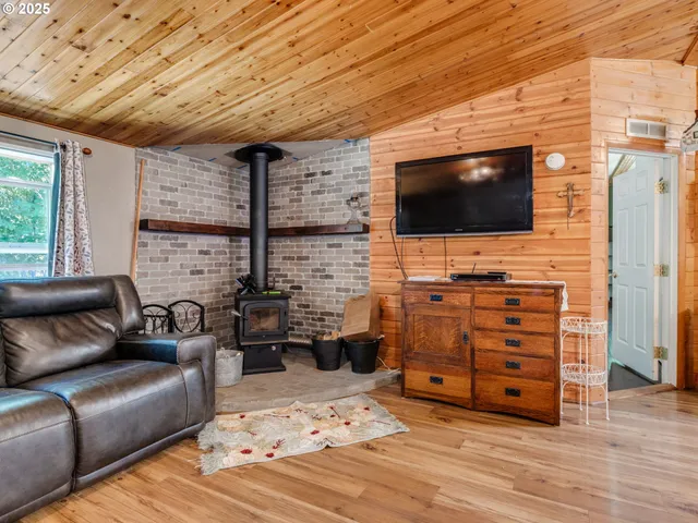 $650,000 | 20284 El Romar Drive Northeast, Scotts Mills, OR 97375