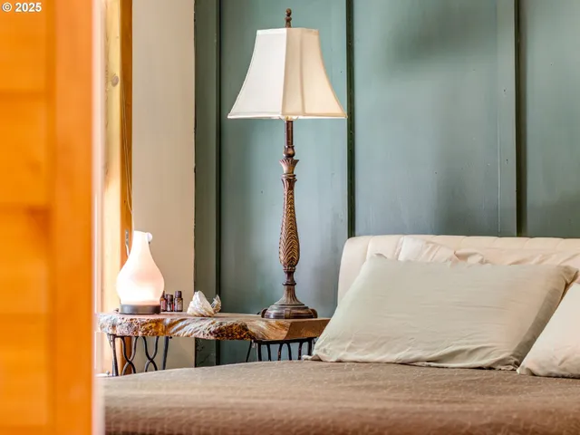 $650,000 | 20284 El Romar Drive Northeast, Scotts Mills, OR 97375