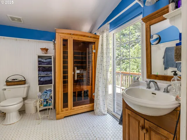 $650,000 | 20284 El Romar Drive Northeast, Scotts Mills, OR 97375