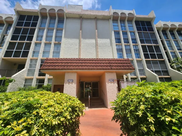 $1,875 | 851 Three Islands Boulevard, Unit 102, Hallandale Beach, FL 33009