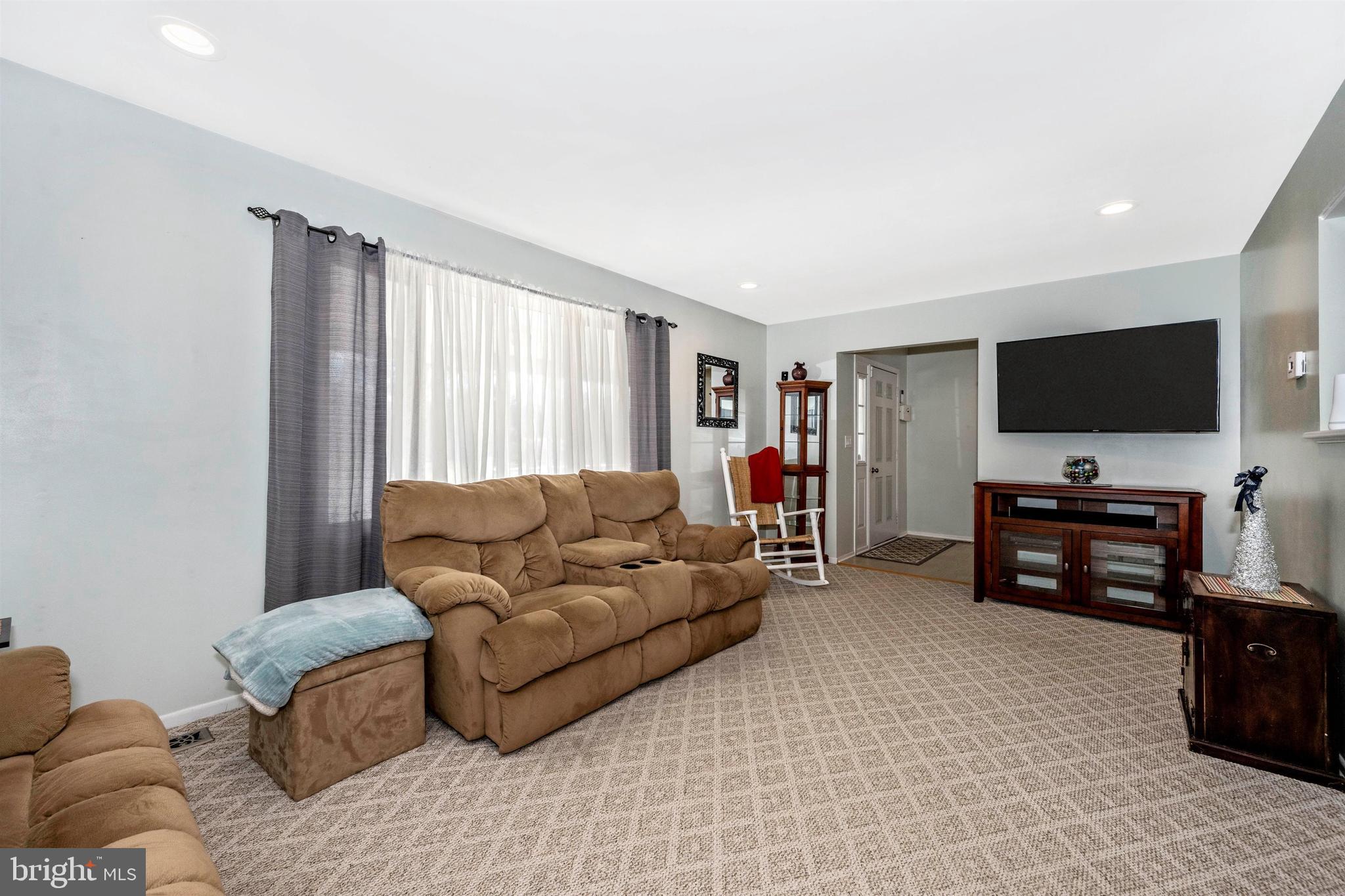 8020 Avis Mill Road Williamsport, MD 21795 - Photo 14 of 81 Living room