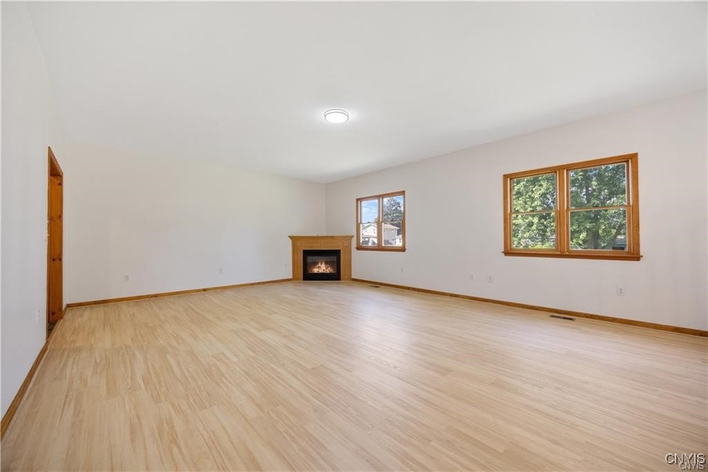 7661 Totman Road Cicero, NY 13212 - Photo 14 of 34 Familyroom w/gas fireplace