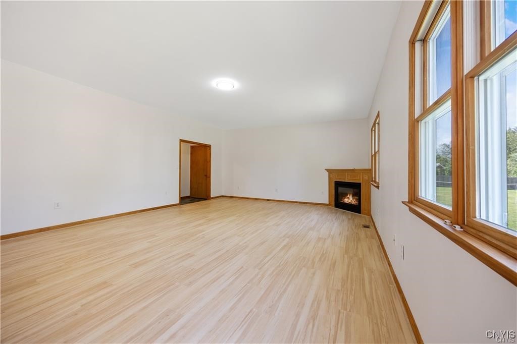 7661 Totman Road Cicero, NY 13212 - Photo 15 of 34 familyroomw/gas fireplace