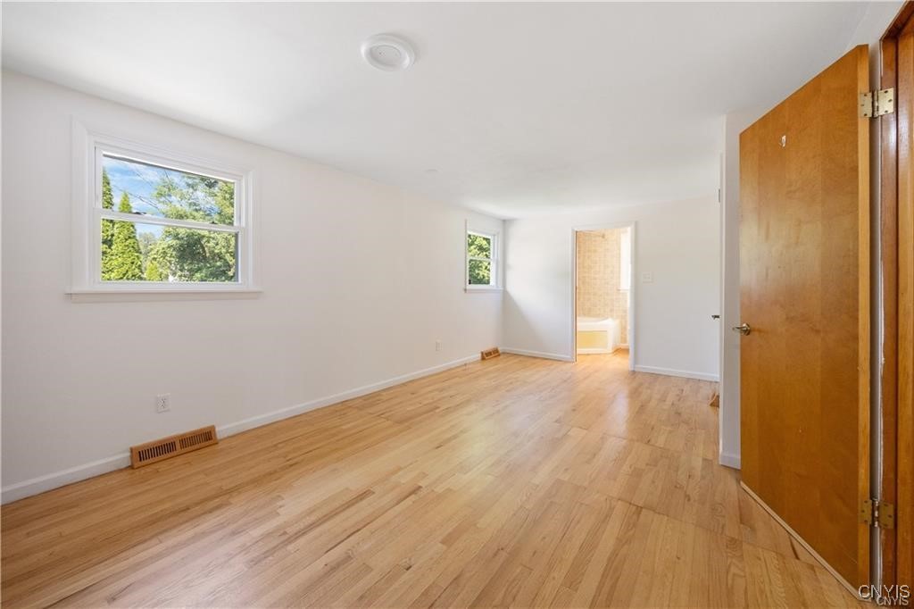 7661 Totman Road Cicero, NY 13212 - Photo 18 of 34 Master bedroom w/bath